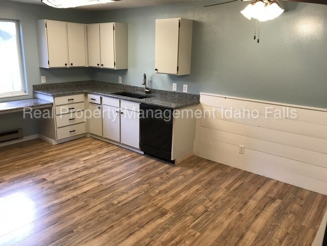 Building Photo - 3 Bedroom house for rent