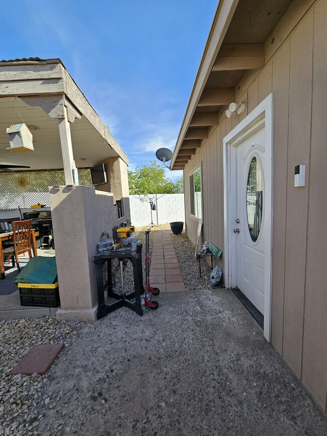 Building Photo - 3034 S Albert Ave
