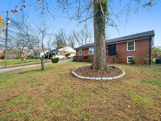 Foto del edificio - "Charming 3-Bed Home with Gleaming Hardwood Floors on Sheffield Road!"