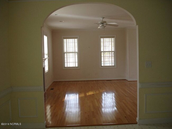 Building Photo - 127 White Heron Ln