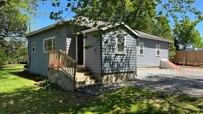 Entrada trasera - 102 Main St