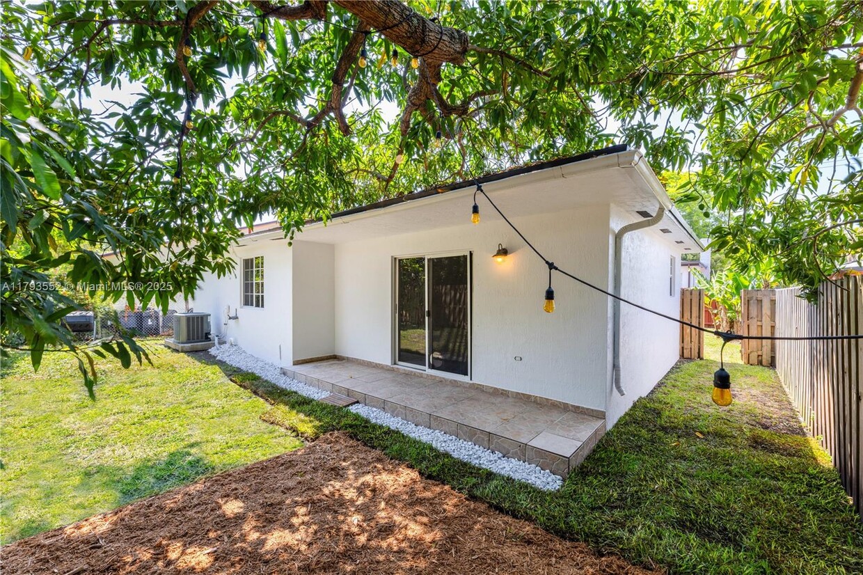 Foto principal - 3027 SW 24th St