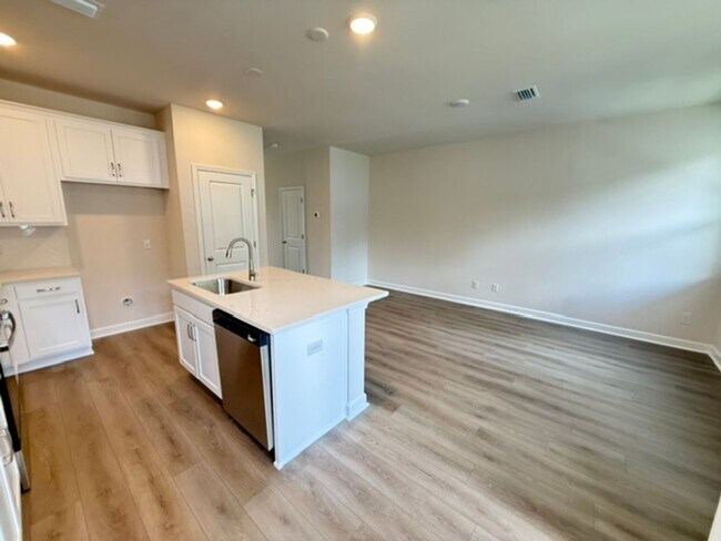 Building Photo - 3 Bedroom 2.5 Bathroom Townhouse in Windward Village - Summerville