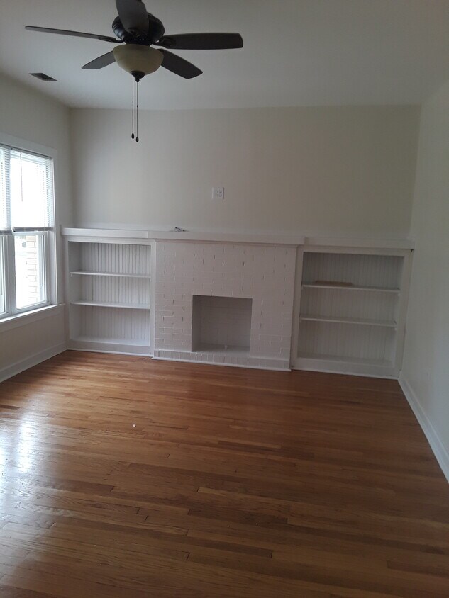 Living room - 114 N Hamlin Blvd