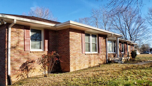 Foto del edificio - Beautifully Remodeled Ranch Style Brick Home