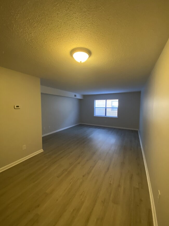 Building Photo - 811 66th Ave N