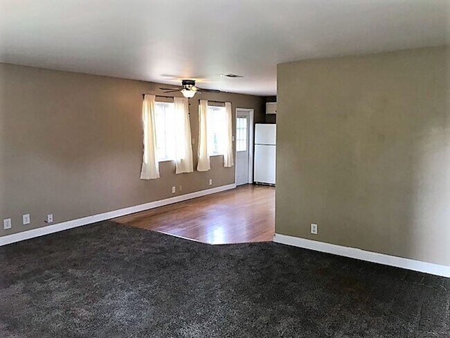 Building Photo - 3 Bedroom with Fenced Yard in Laguna Lake