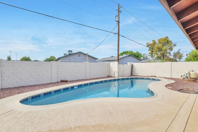 Building Photo - Spacious 6-Bedroom, 4-Bath Pool Home Near ASU Campus