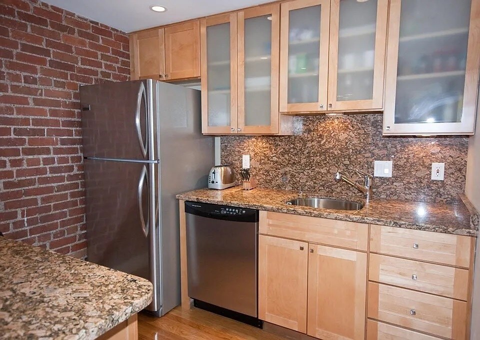 Primary Photo - 79 Gainsborough St