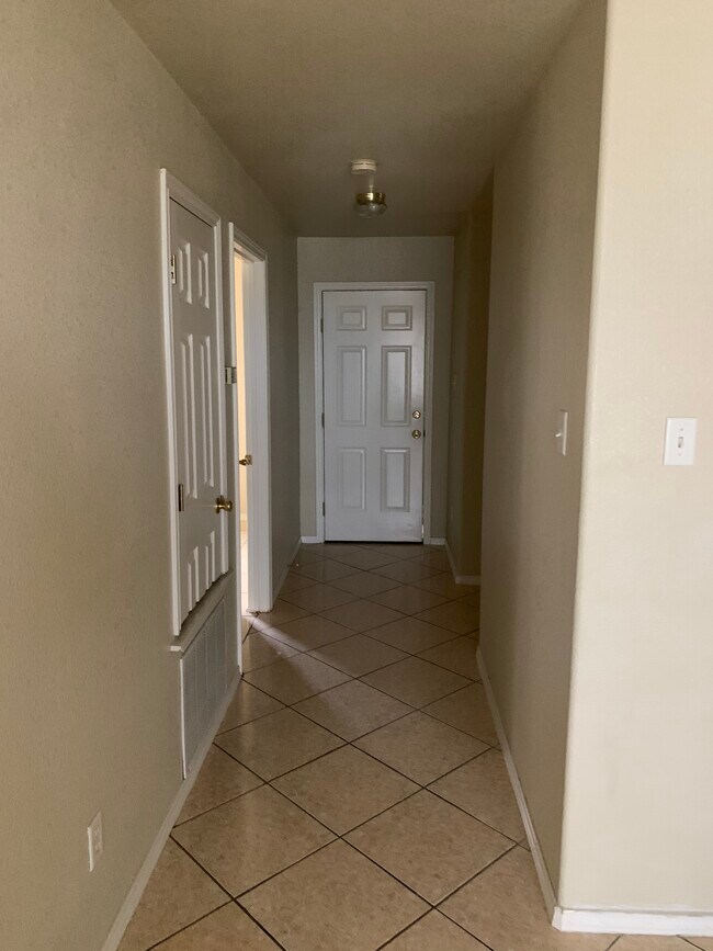 Foto del edificio - 121 Ramon Cardenas Dr