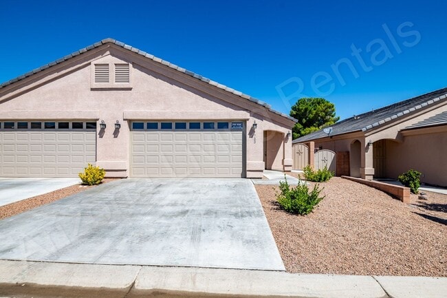 Building Photo - DON'T MISS THIS THREE BEDROOM TOWNHOUSE IN A PRIME LOCATION