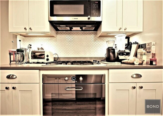 Foto del edificio - Stunning Triplex with finished basement an...