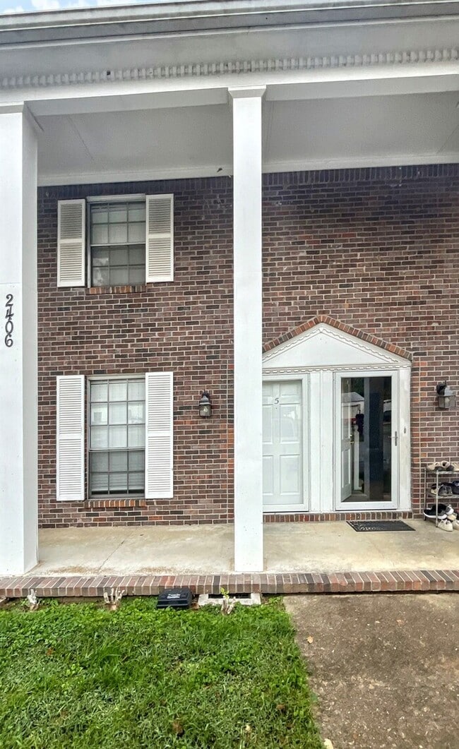 Building Photo - 2406 Lyndon Ave