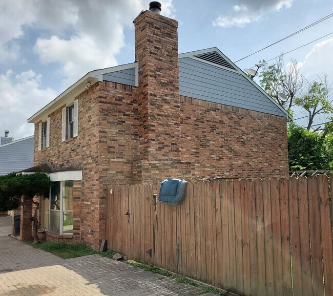 Foto del edificio - 9201 Carousel Ln