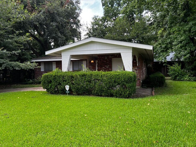 Foto del edificio - 3 Bedrooms, 1 Bathroom, Brick home , Carpo...