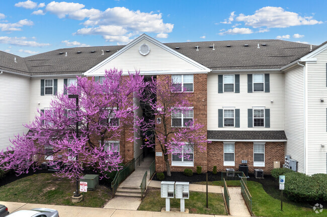 Entrada - Bradford Pointe Apartments
