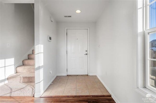 Building Photo - Charming Townhome, Prime Location, Cozy Li...