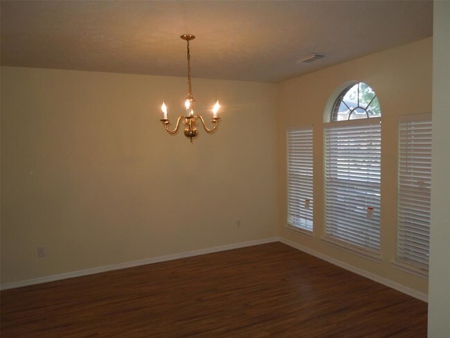 Foto del edificio - 16815 Sussex Dr