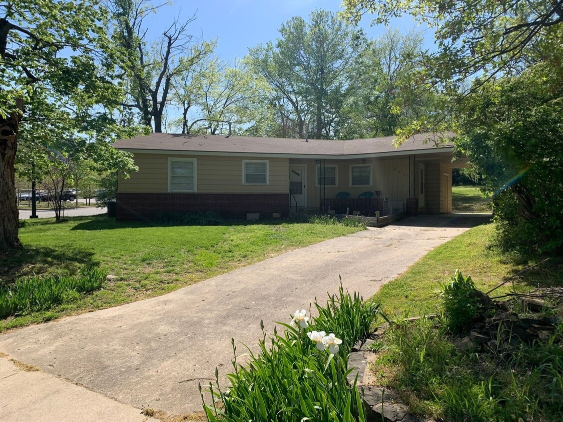 Primary Photo - Cute 2BR/1BA on top of the hill just acros...
