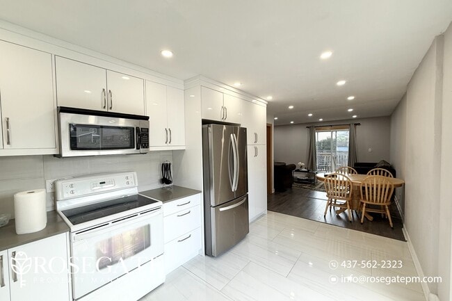 Photo du bâtiment - Newly Renovated 3-Bedroom Home in Ajax – 1...