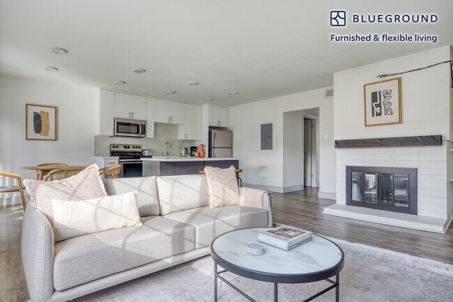 Building Photo - 601 Almarida Dr