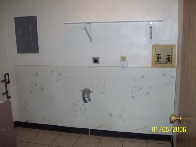 Utility Room/Laundry Hookup - 127 N Walworth St
