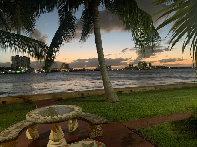 Foto del edificio - 2160 Bay Dr