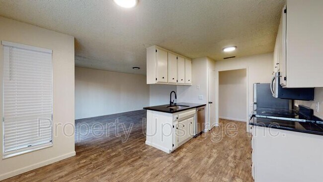 Foto del edificio - 905 Lakeside Dr