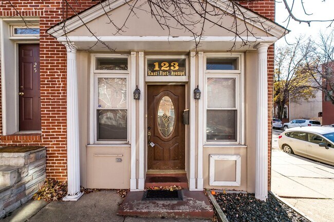 Foto del edificio - Stylish End-of-Group 2 bd 2.5bth Home in P...