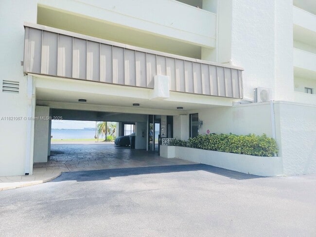 Building Photo - 1500 Park Beach Cir