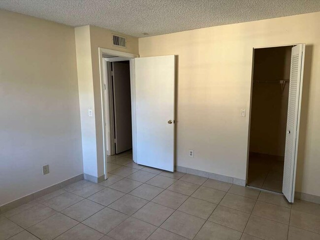 Building Photo - 1239 SW 46th Ave
