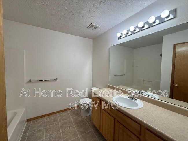 Foto del edificio - 104 W Twin Oak Dr