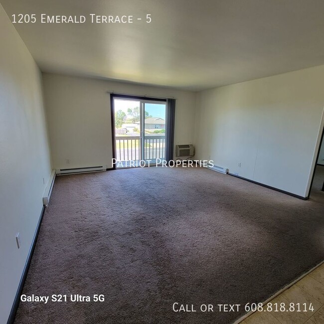 Building Photo - 1 bedroom/ 1 bath apartment in Sun Prairie...