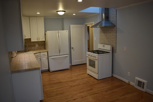 kitchen - 330 Louisburg St