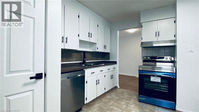 Photo du bâtiment - 88 Longford Dr