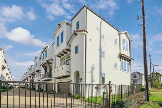 Building Photo - 1203 Bonner St