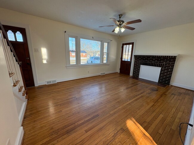 Building Photo - Beautiful house near Univeristy of Lynchburg! Four bedrooms, two bath!