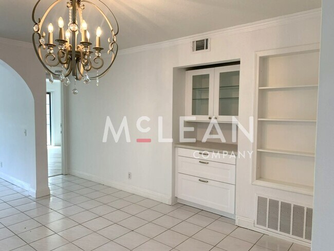 Foto del edificio - Beautiful Two Bedroom Condo in a Stunning ...