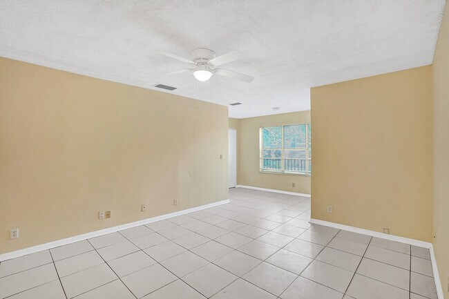 Building Photo - 3420 Pinewalk Dr N