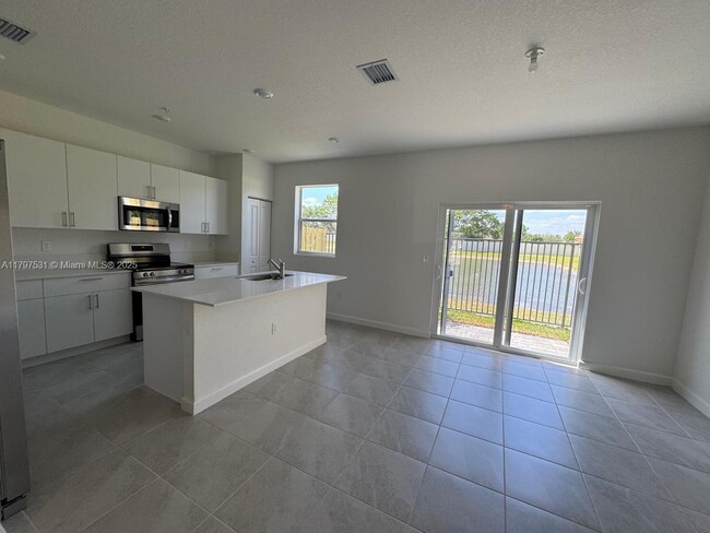 Foto del edificio - 18438 SW 2nd St