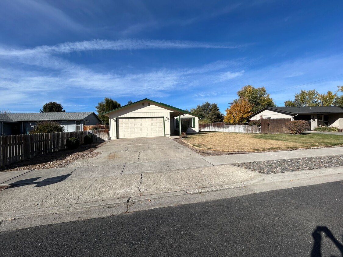 Primary Photo - 4 Bedroom / 2 Bathroom Home in SW Redmond