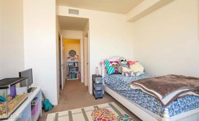 Building Photo - 2 br, 2.5 bath Townhome - 1670 E Palomar St