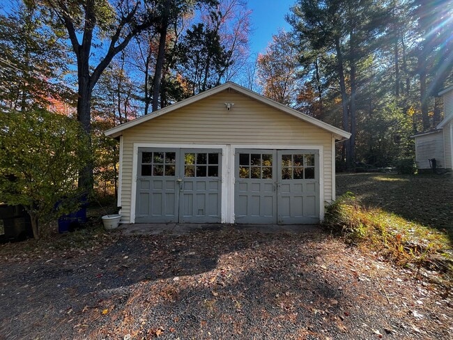 Building Photo - Charming 2 Bedroom Home
