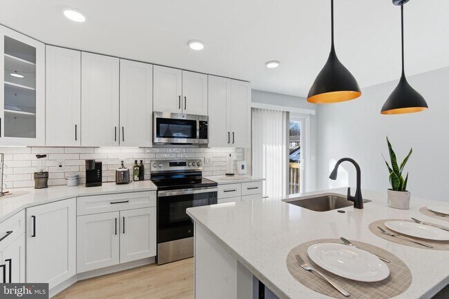 Building Photo - 7872 Bastille Pl