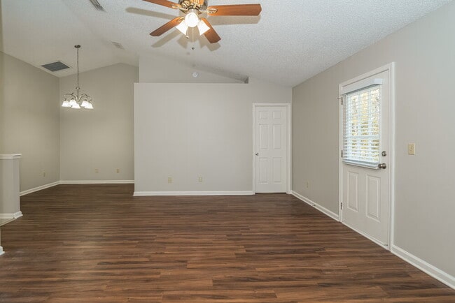 Building Photo - 3032 Twin Oak Dr S