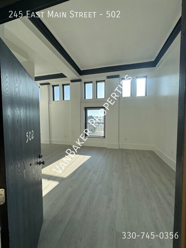 Foto del edificio - 245 E Main St