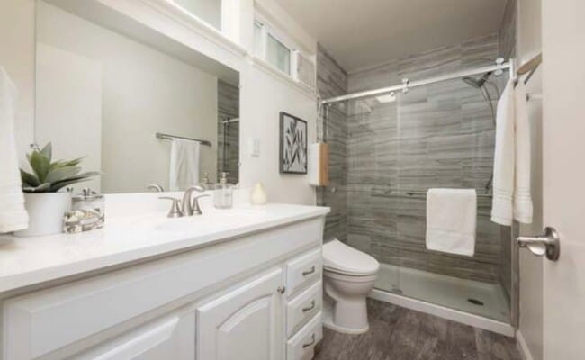 Full bathroom on 2nd floor hallway - 6 Crippleridge Ct