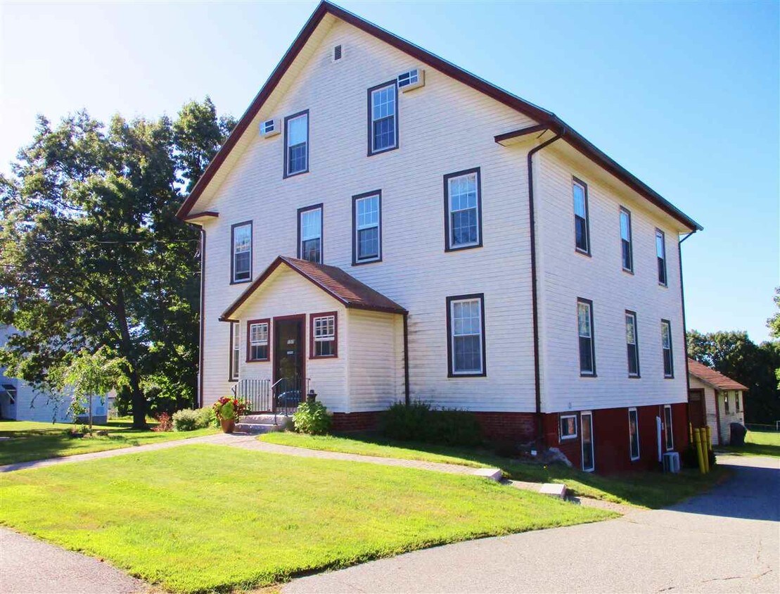 157 High St, Hampton, NH 03842 Apartment for Rent in Hampton, NH