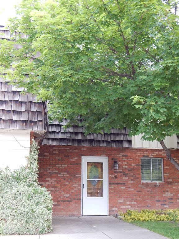 Building Photo - 905 E Swallow Rd