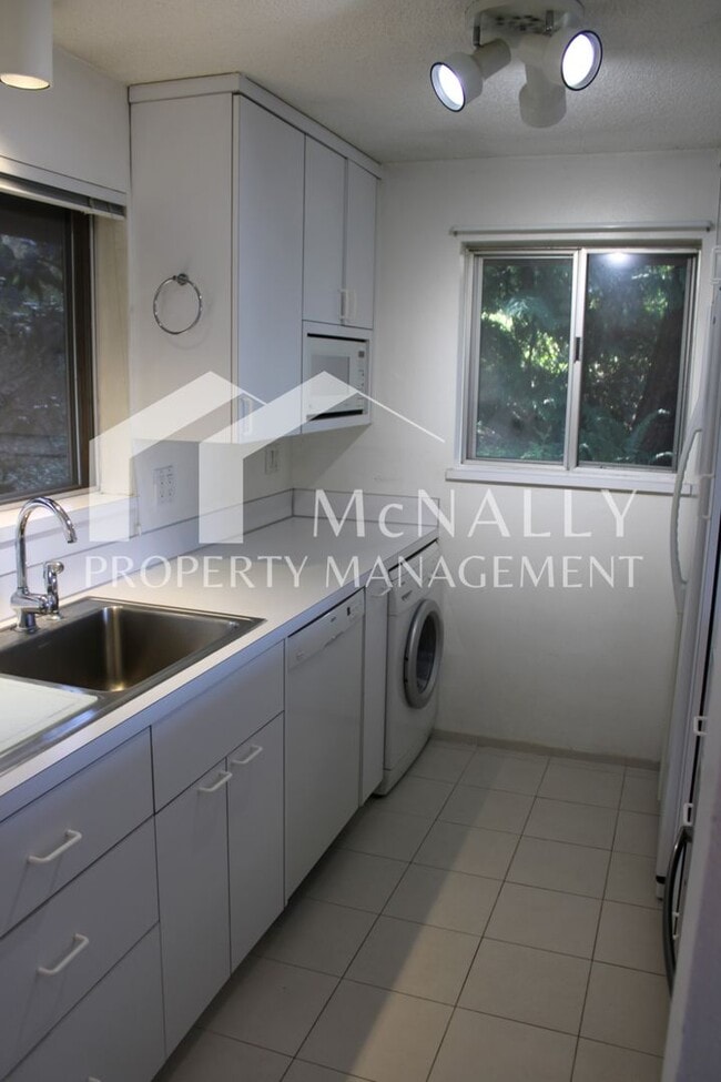 Foto del edificio - Beautiful 1 Bedroom Water View Condo